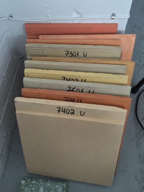 Échantillons de béton coloré / Samples of colored concrete.