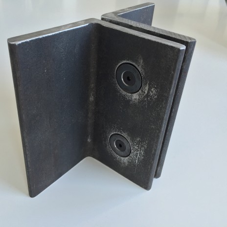Un assemblage caché développé par Latéral avec boulons à tête plate de type YUL screw. The YUL screw - a flush and flat fixing system developed by Latéral.