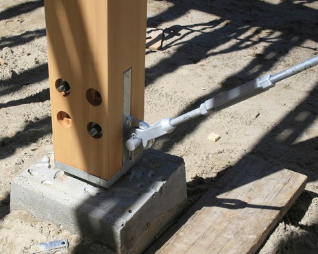 Chalet du Mont Jasper - connections en acier galvanisé aux colonnes en cèdre avec clévisse et goussets. Galvanized steel gusset and clevis connections in a cedar wood frame structure.