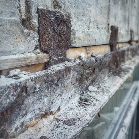 Investigation technique et expertise sur des linteaux structuraux en acier corrodés (rouille). Survey of corroded (rusted) structural steel lintels.