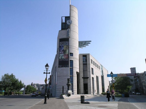Réaménagement du Pavillon de l'Éperon au musée Pointe-à-Callière. Transformation of the Pointe-à-Callière museum entrance hall.